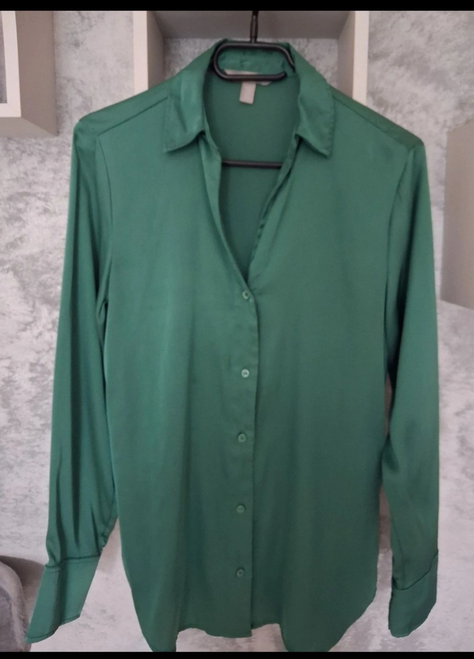 Chemisier en satin vert 